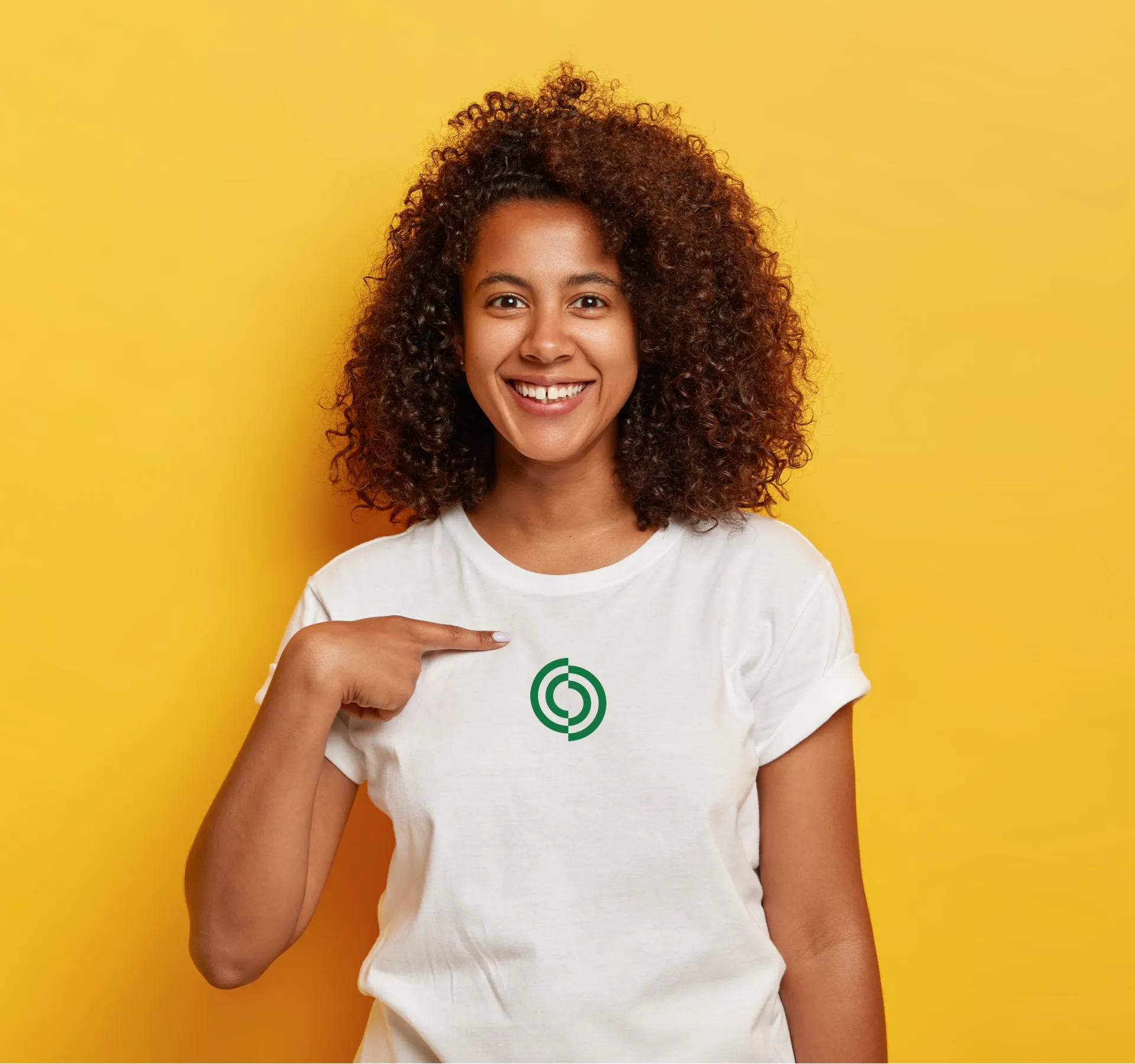Kvinde iført t-shirt med print Hjernerystelsesforeningens logo